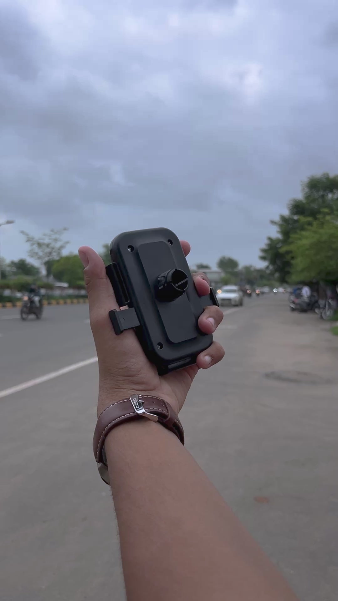 Universal Bike Phone Holder| Anti-Shake Motorcycle Handlebar Mobile Mount with Secure Lock